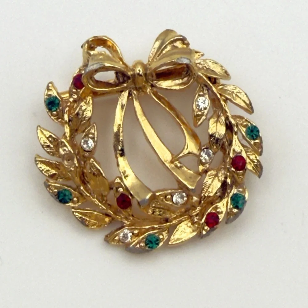 Christmas Wreath Brooch Gold Tone Red Green Rhinestones Bow Pin